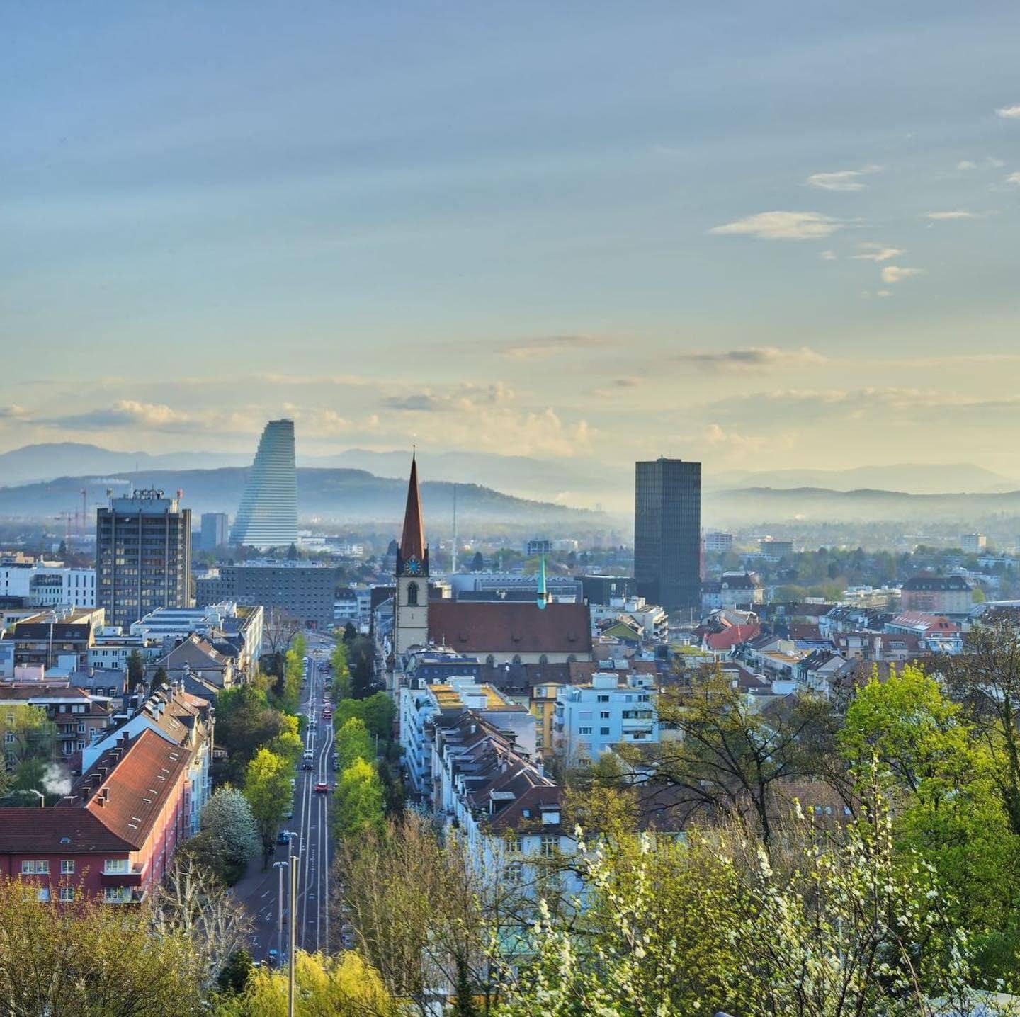 Blick über Basel mit Skyline und Stadtraum