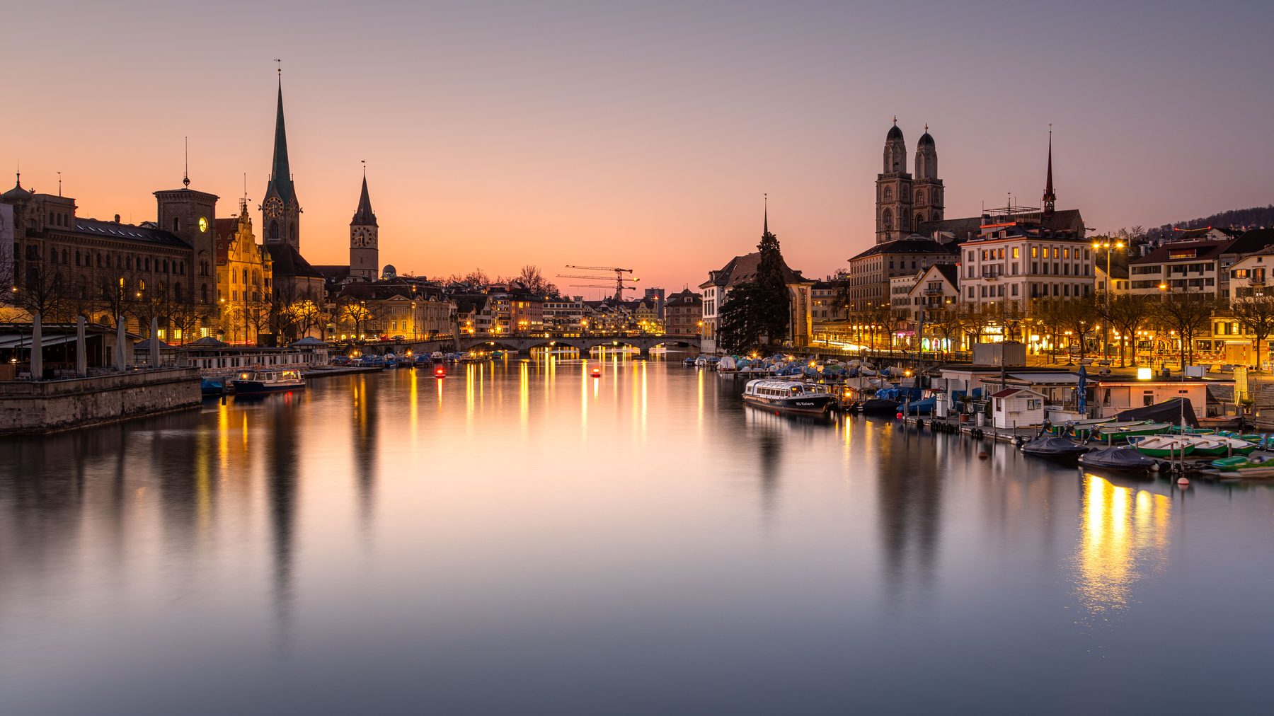 Blick auf die Zürcher Altstadt und die Limmat bei Abendlicht