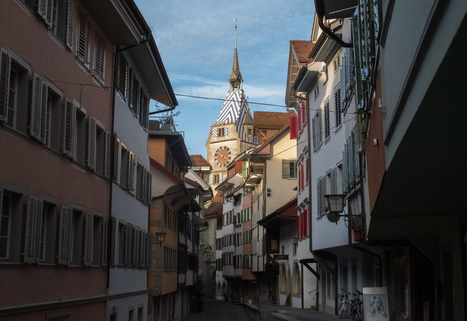Blick durch die Altstadt von Zug mit Zytturm